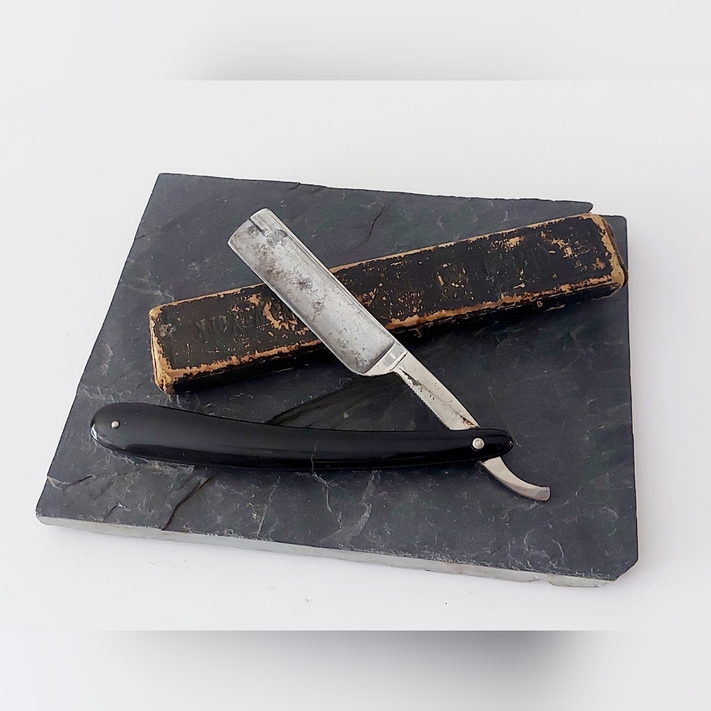 Antique straight blade razor. Steel blade.